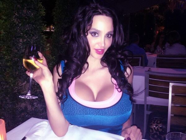 amy_anderssen_wants_you_to_look_at_her_twitter_20130908_1238926334.