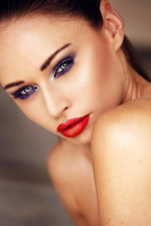 Clare Richards Wants You To Look at Her Twitter HustleBootyTempTats